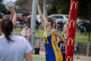 Swallows swoop in for late win