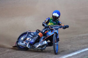 Kurtz crushes field to lead national title