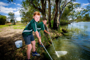 Primary school kids get to know river life