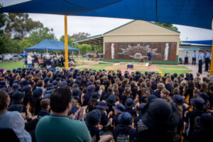 Students pay respect to soldiers