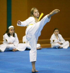What weekly social activities and sports are there available for Sunraysia children?