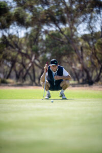 Razor close pennant golf play