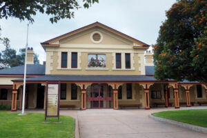 Teller stole $250,000 at Broken Hill bank, court told