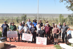 Farmers, irrigators push to oust water ministers as rivers run dry