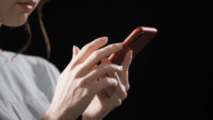 Siri, get help! Woman’s phone saves her from DV monster