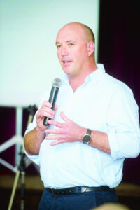 Hanlon just a ‘sacrifice’: Meeting applauds calls for water minister to resign