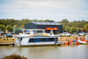 Underwater stunt strands houseboat in Murray River