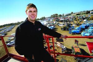 Hundreds back raceway