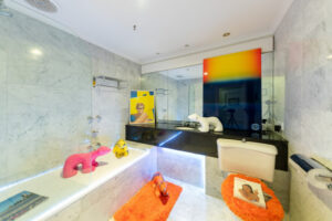 Art critics love room with a view