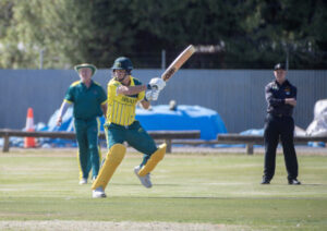 Aussies recover to crush Kiwis