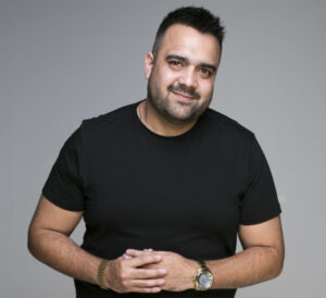 Comedian tells Mildura audience to leave their baggage at the door