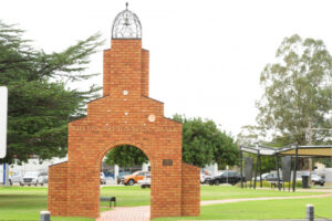 Robinvale’s twin town digs deep after fires