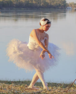 Pirouetting performers en pointe