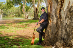 Sunraysia country music star back in front of a sellout audience