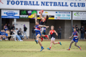 Dees waylay Wenty in wild and windy weather