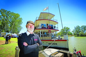 History hits water: Thousands turn up to celebrate paddle-steamers’ birthdays