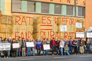 Mallee farmers gather for Mildura Council rates protest