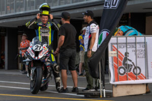 Waters signs new Superbike deal