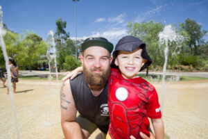 Mildura residents, visitors cool off as mercury stays above 40C