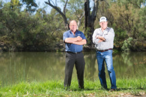 Flight from flow to woe: Wentworth councillors get bird’s eye view of Darling River disaster
