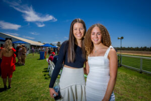 Sun shines on Melbourne Cup Day races in Mildura