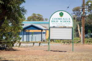 Victorian students, teachers told to stay away from NSW schools during lockdown