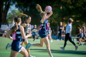 Bulldogs hold firm against Pies