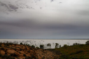 Flood fears remain as Menindee Lakes are prepared for flows