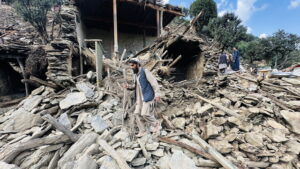 Quake survivors refuse to return
