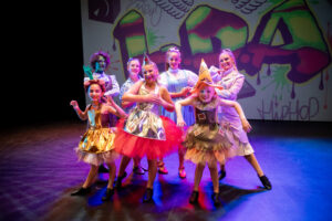 Limitless dancers keen and green