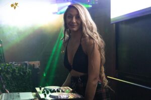 Setts flicks the switch with visiting vixens Sophie and Kate