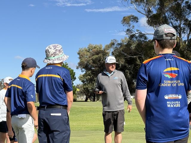 Renowned coach helps golfers hone their skills