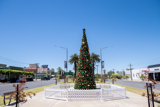 Deakin Avenue focus of festive cheer