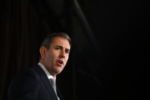 Global group backs cuts, rate rises