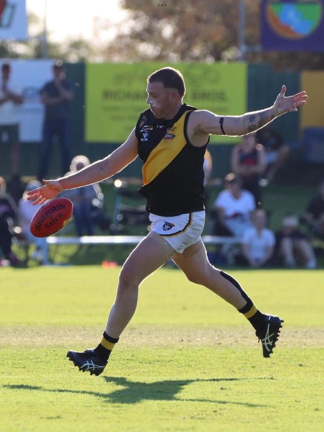 Reed rolls Eagles in six-goal show