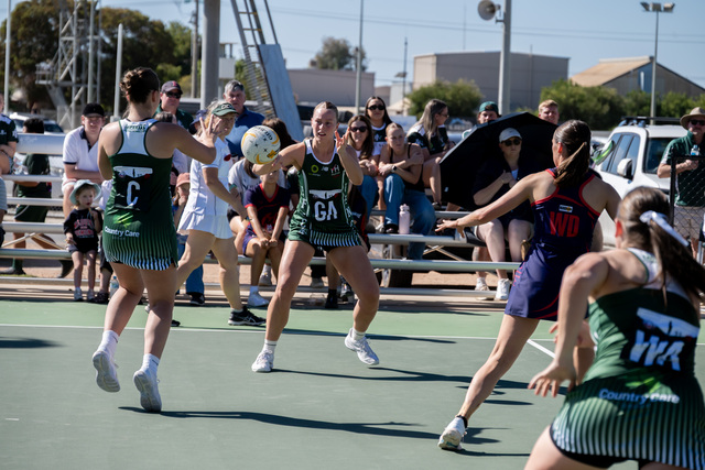 Dees hold firm against old foe