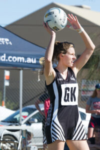 Magpies to defend the nest