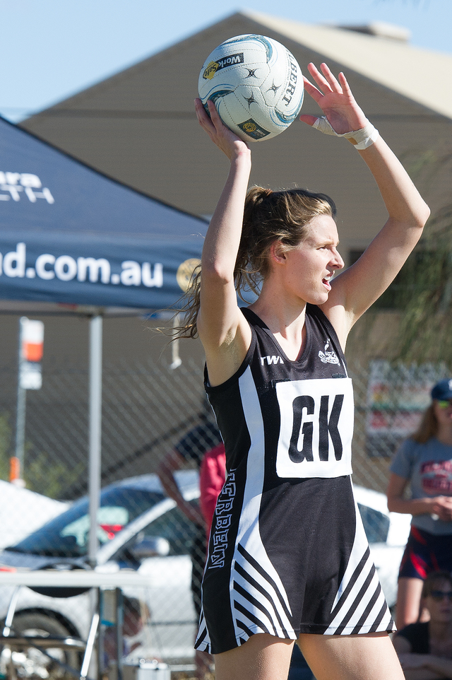 Magpies to defend the nest